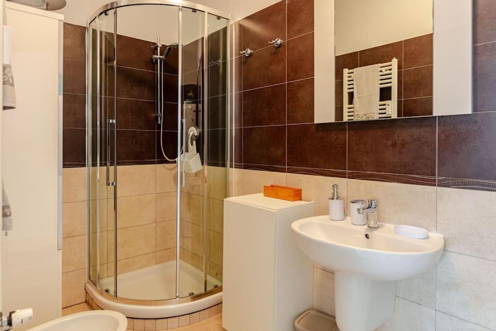 Bright & Cozy, Easy To Reach In Apartamento Florença